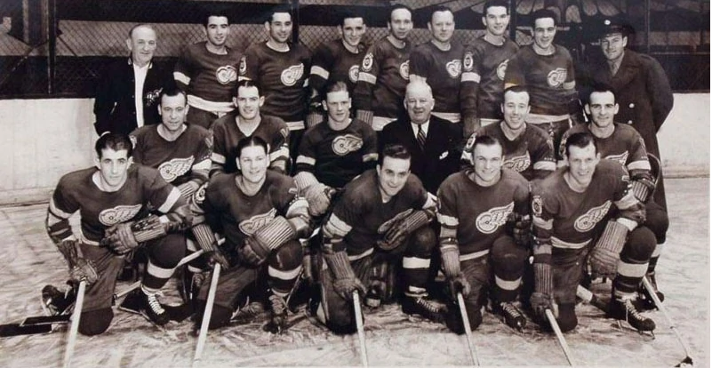 The 1943 Detroit Red Wings posing for a team photo