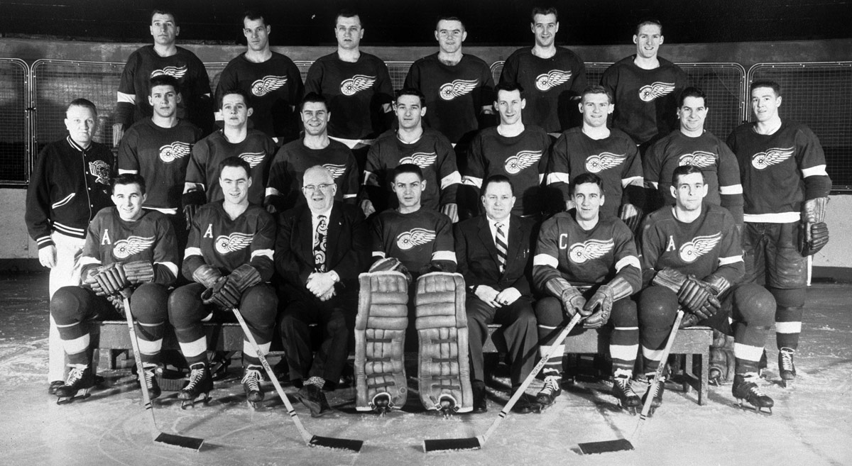 The 1950 Detroit Red Wings posing for a team photo