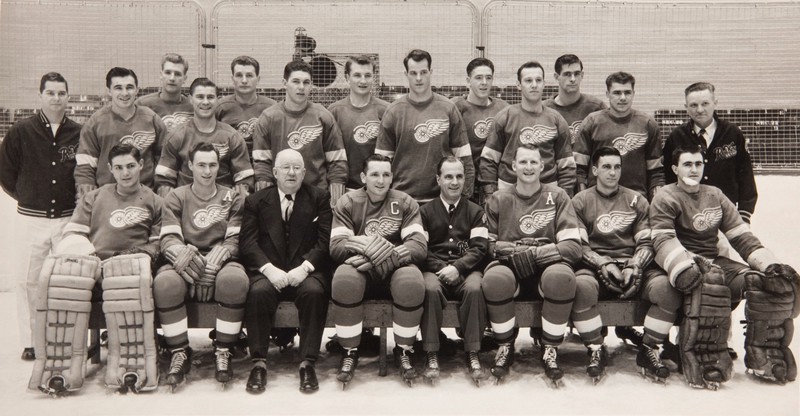 The 1952 Detroit Red Wings posing for a team photo