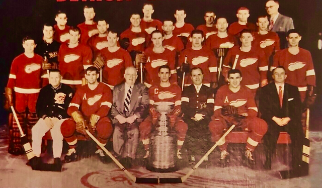 The 1954 Detroit Red Wings posing for a team photo