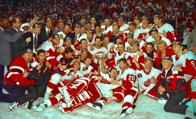 The 1997 Detroit Red Wings posing for a team photo with the Stanley Cup