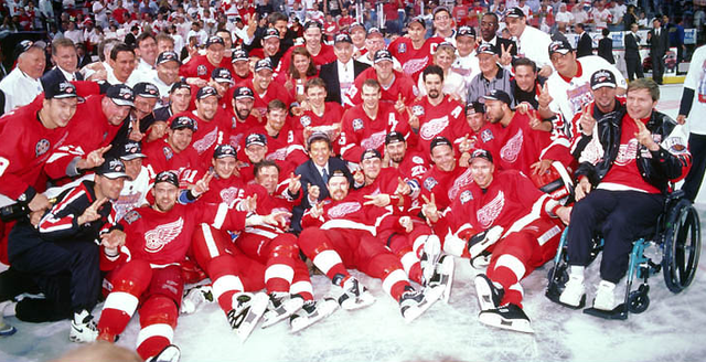 The 1998 Detroit Red Wings posing for a team photo with the Stanley Cup