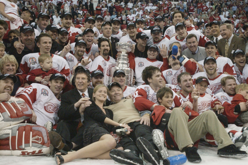 The 2002 Detroit Red Wings posing for a team photo